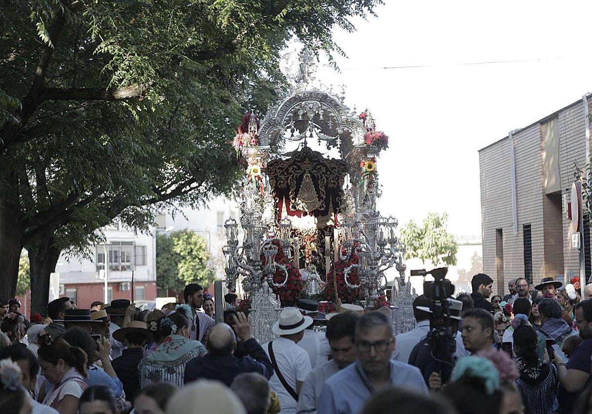 Jueves festivo en la parroquia de San Juan de Ávila donde, antes de partir hacia la aldea de Almonte, ha celebrado misa de romeros la hermandad del Rocío de Sevilla SuR