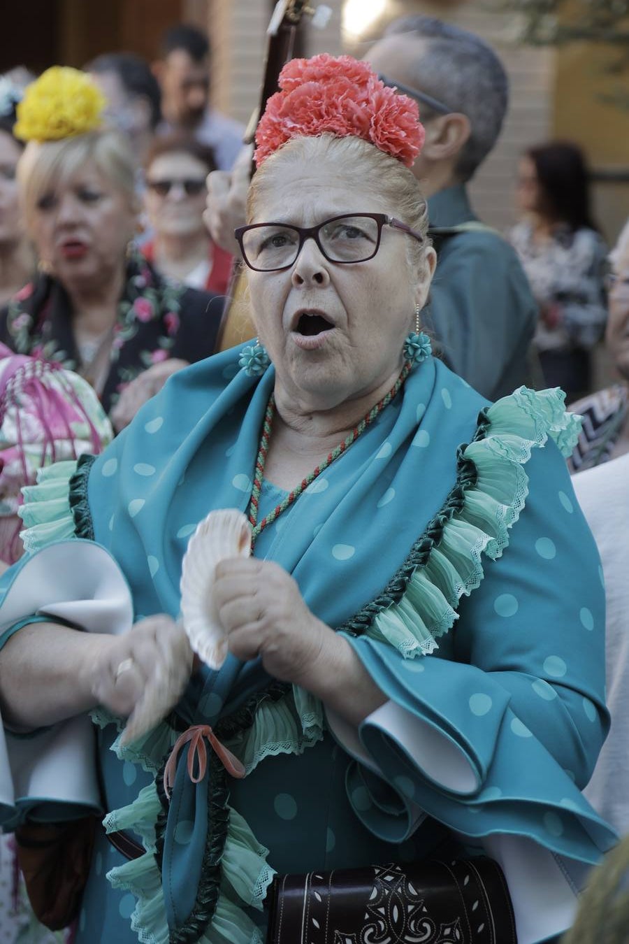 Jueves festivo en la parroquia de San Juan de Ávila donde ha celebrado misa de romeros la hermandad del Rocío de Sevilla Sur, antes de partir hacia la aldea de Almonte