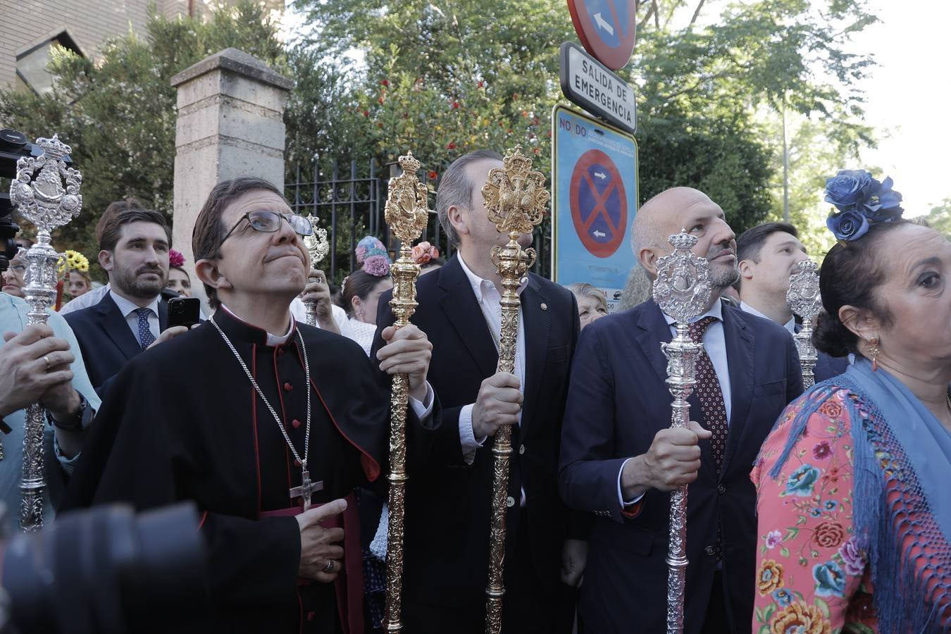 Jueves festivo en la parroquia de San Juan de Ávila donde ha celebrado misa de romeros la hermandad del Rocío de Sevilla Sur, antes de partir hacia la aldea de Almonte