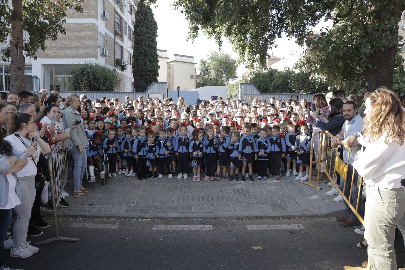 Jueves festivo en la parroquia de San Juan de Ávila donde ha celebrado misa de romeros la hermandad del Rocío de Sevilla Sur, antes de partir hacia la aldea de Almonte