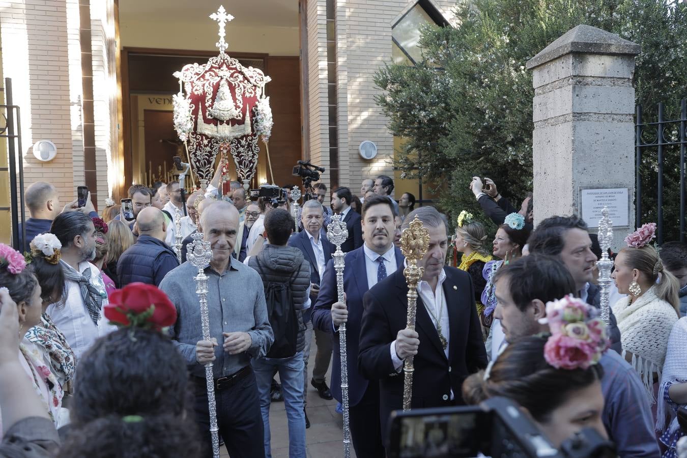 Jueves festivo en la parroquia de San Juan de Ávila donde ha celebrado misa de romeros la hermandad del Rocío de Sevilla Sur, antes de partir hacia la aldea de Almonte