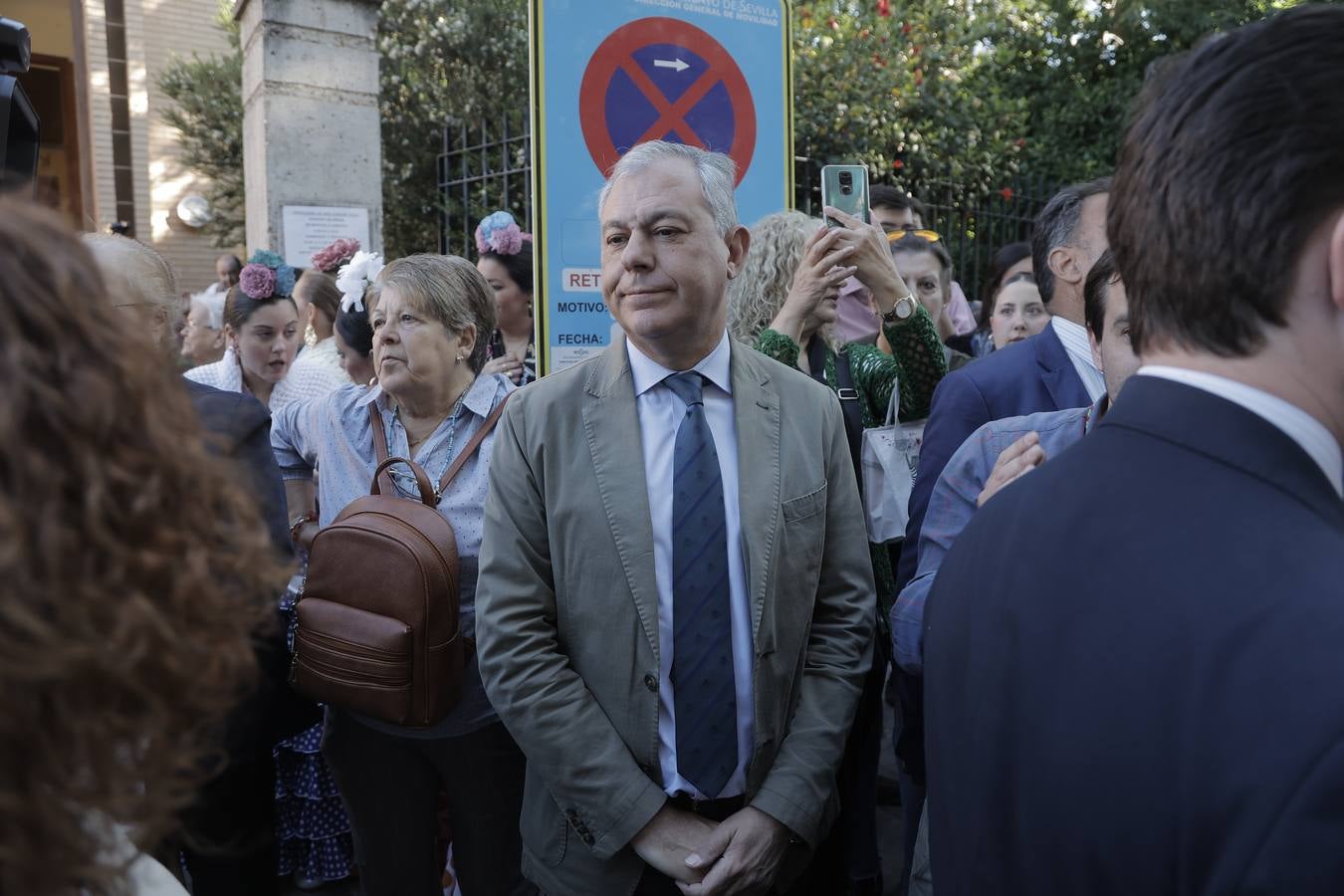 Jueves festivo en la parroquia de San Juan de Ávila donde ha celebrado misa de romeros la hermandad del Rocío de Sevilla Sur, antes de partir hacia la aldea de Almonte