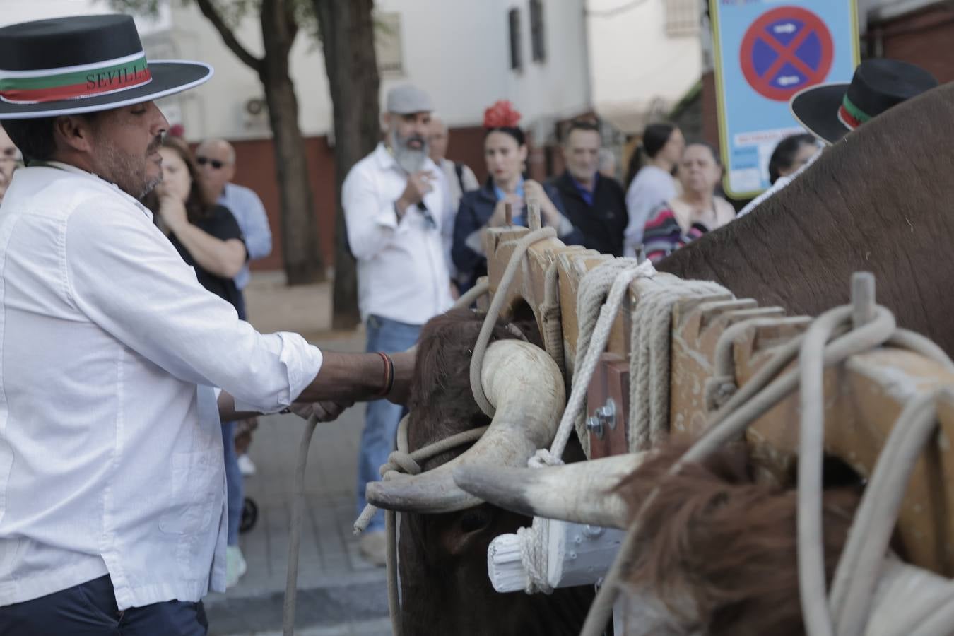 Jueves festivo en la parroquia de San Juan de Ávila donde ha celebrado misa de romeros la hermandad del Rocío de Sevilla Sur, antes de partir hacia la aldea de Almonte