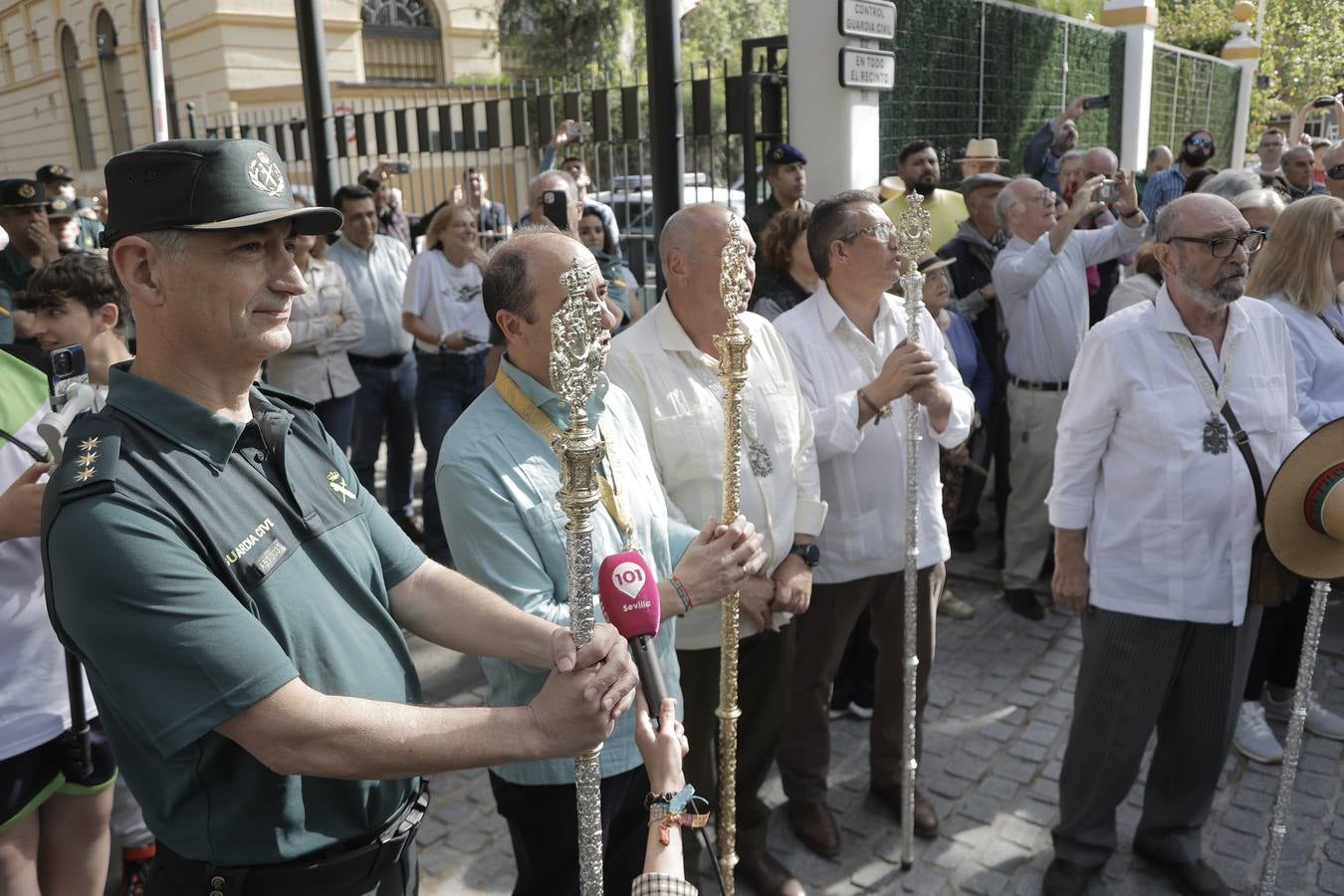 Jueves festivo en la parroquia de San Juan de Ávila donde ha celebrado misa de romeros la hermandad del Rocío de Sevilla Sur, antes de partir hacia la aldea de Almonte