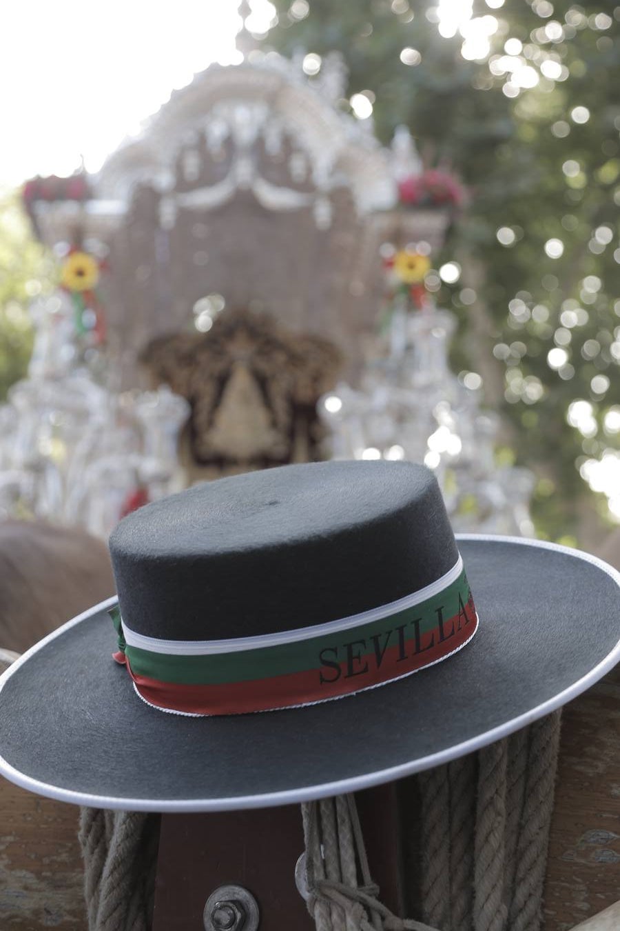 Jueves festivo en la parroquia de San Juan de Ávila donde ha celebrado misa de romeros la hermandad del Rocío de Sevilla Sur, antes de partir hacia la aldea de Almonte