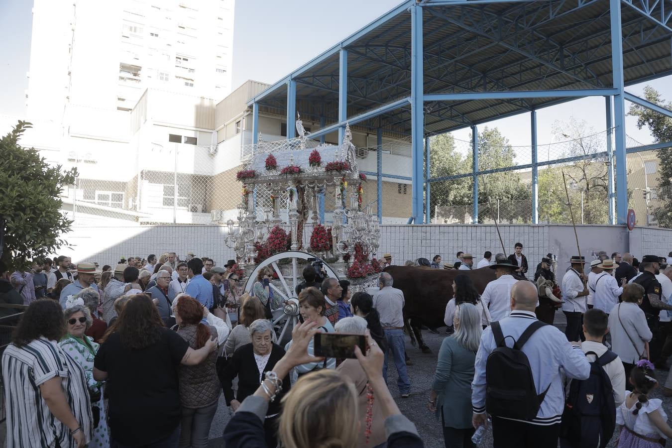 Jueves festivo en la parroquia de San Juan de Ávila donde ha celebrado misa de romeros la hermandad del Rocío de Sevilla Sur, antes de partir hacia la aldea de Almonte