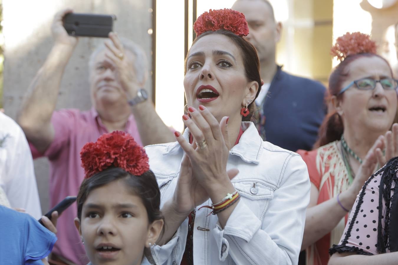 Jueves festivo en la parroquia de San Juan de Ávila donde ha celebrado misa de romeros la hermandad del Rocío de Sevilla Sur, antes de partir hacia la aldea de Almonte