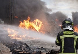 Arde una planta de reciclaje de papel y cartón en la localidad vallisoletana de Aldeamayor de San Martín