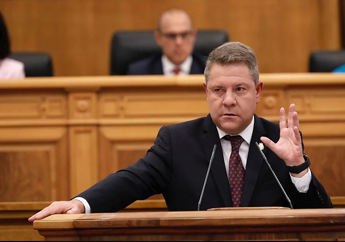 Page en la tribuna de oradores de las Cortes de Castilla-La Mancha