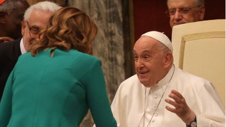 María José Catalá saluda al Papa, este jueves en el Vaticano