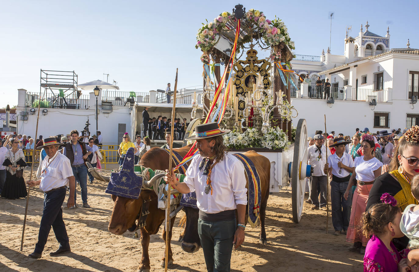 La presentación de las hermandades filiales ante la Blanca Paloma en el Rocío 2024