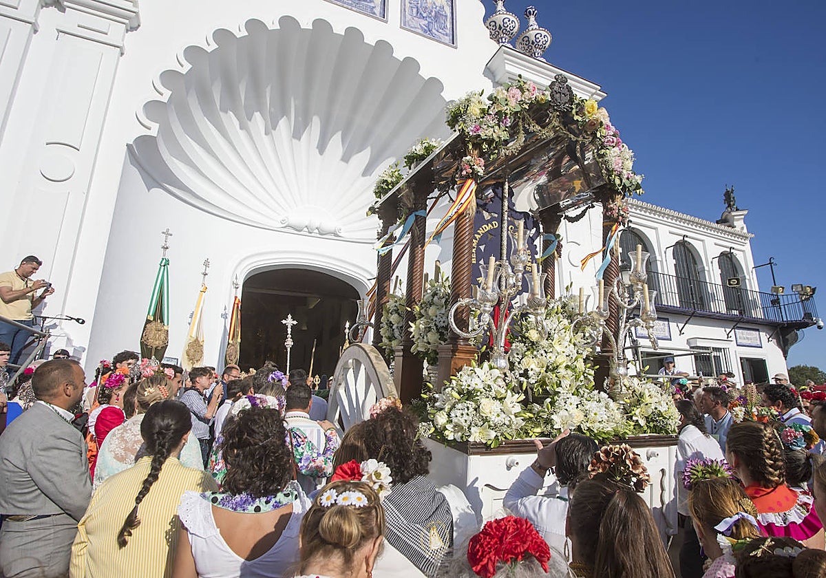 La presentación de las hermandades filiales ante la Blanca Paloma en el Rocío 2024