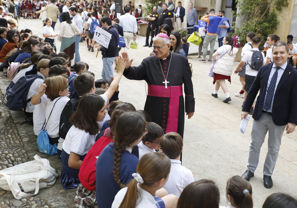 El obispo de Córdoba saluda a alumnos participantes en el encuentro