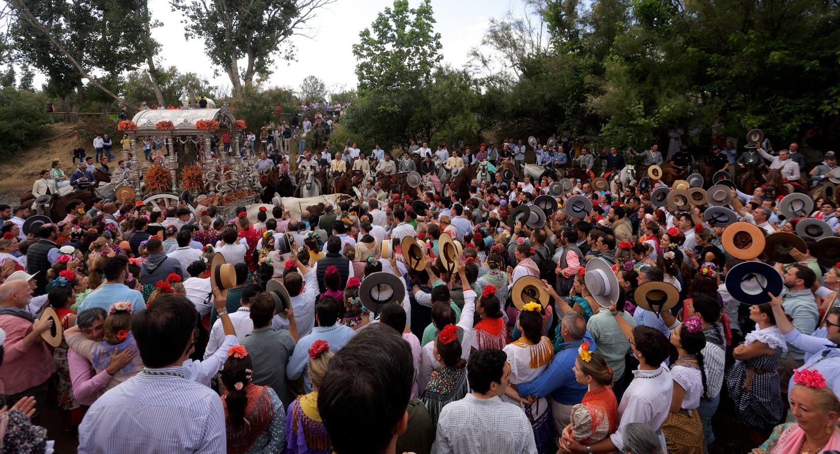 El Simpecado de la Hermandad del Rocío de Sevilla pasa el vado del Quema camino a Almonte 