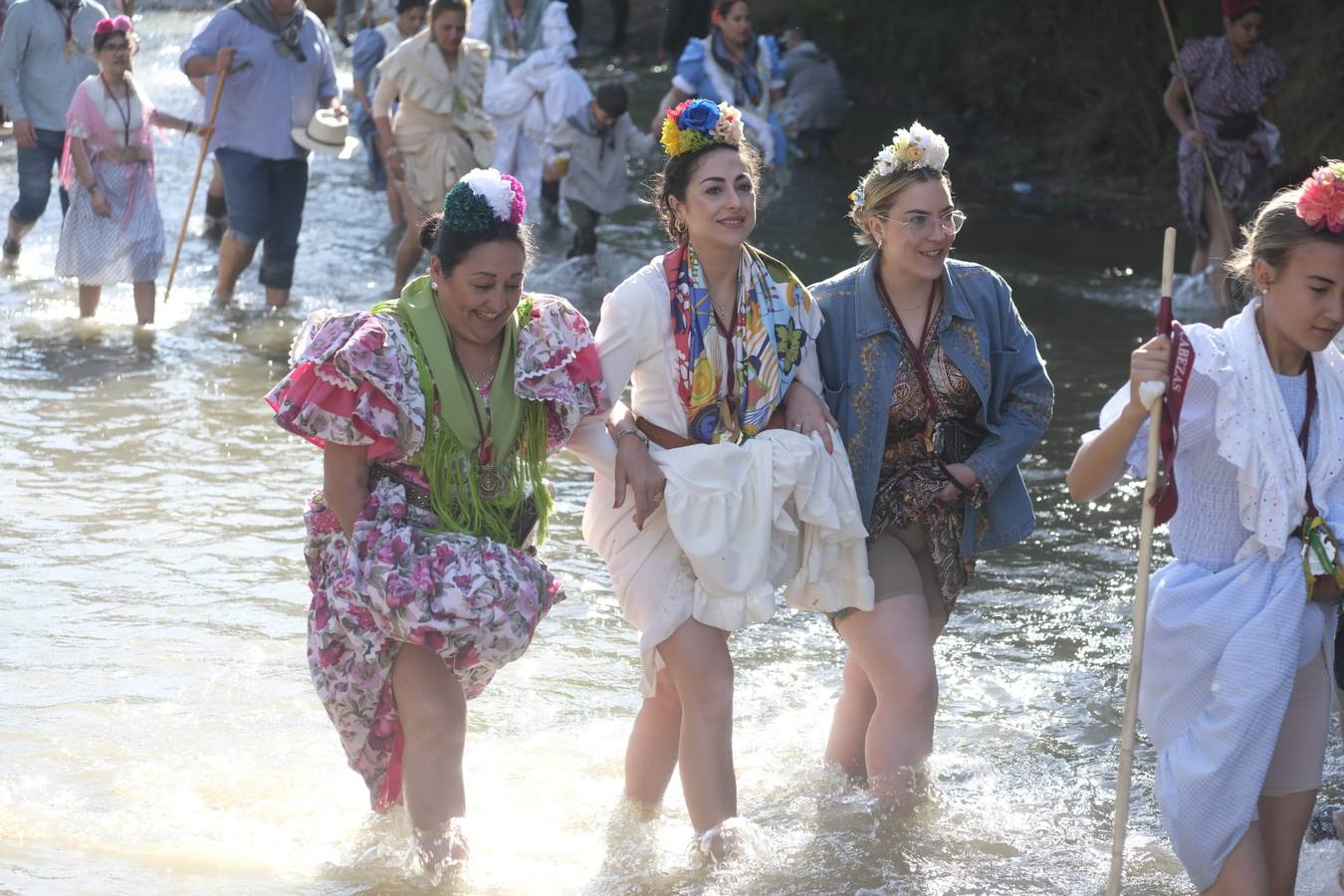 El Simpecado de la Hermandad del Rocío de Sevilla pasa el vado del Quema camino a Almonte 