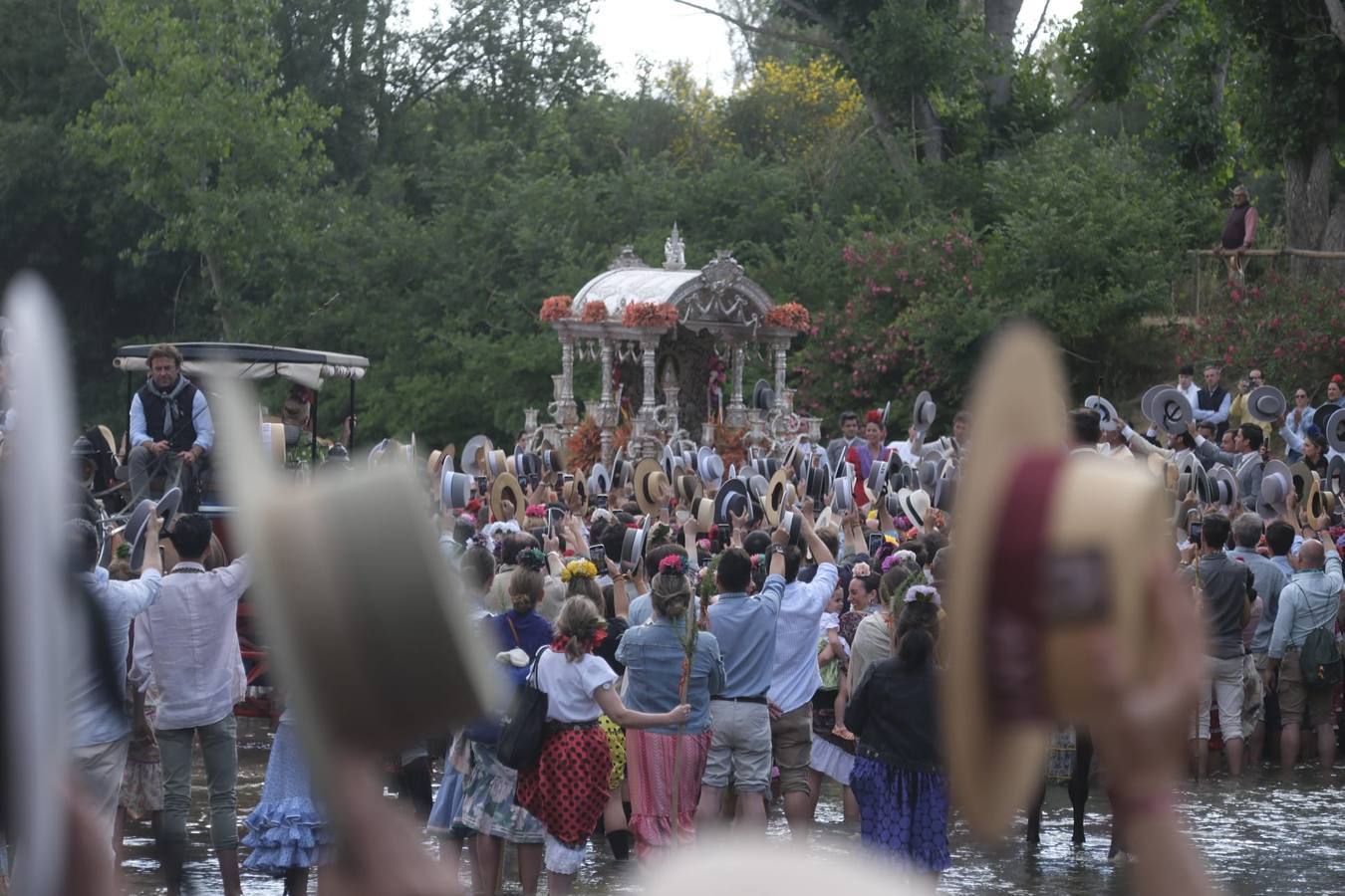El Simpecado de la Hermandad del Rocío de Sevilla pasa el vado del Quema camino a Almonte 