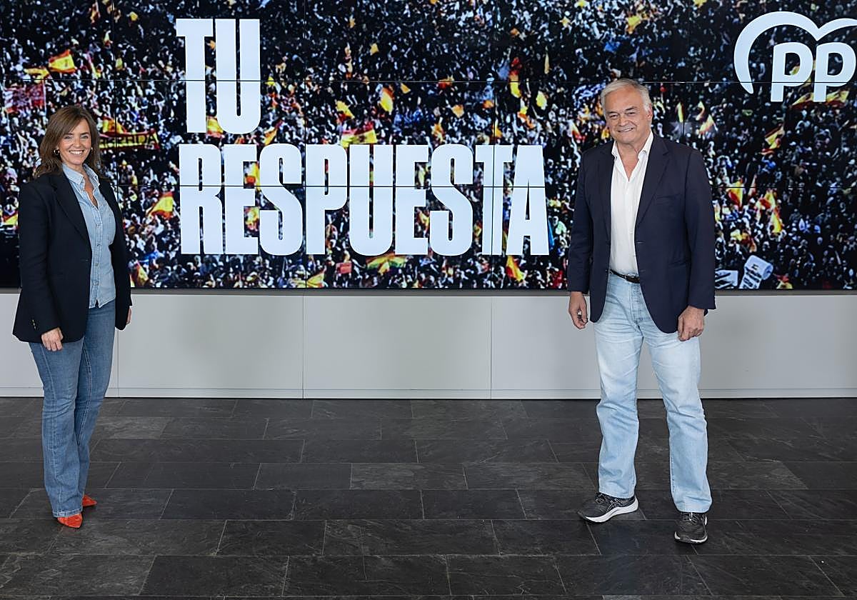 Vicesecretario Institucional del PP, Esteban González Pons, y la vicesecretaria de Organización Territorial del PP, Carmen Fúnez