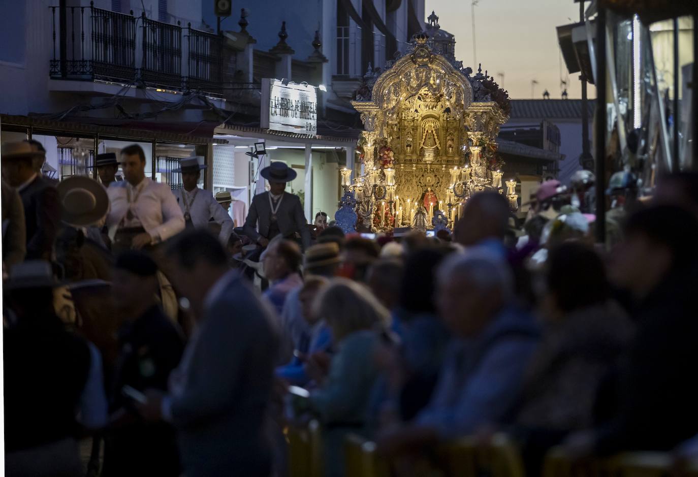 La presentación de las hermandades filiales ante la Blanca Paloma en el Rocío 2024