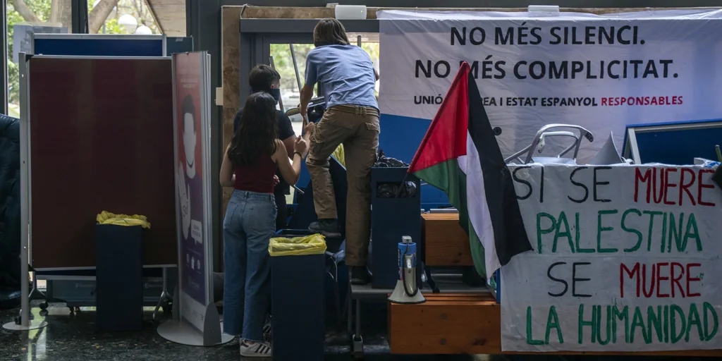 Los universitarios levantan la acampada y el encierro por Palestina en Valencia tras 19 días de protesta