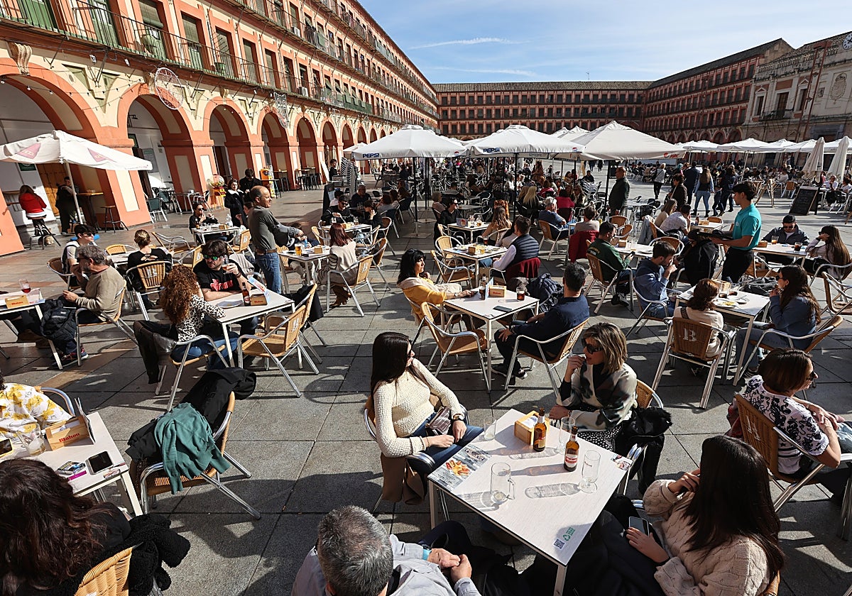 La plaza de la Corredera, repleta de mesa y sillas de veladores