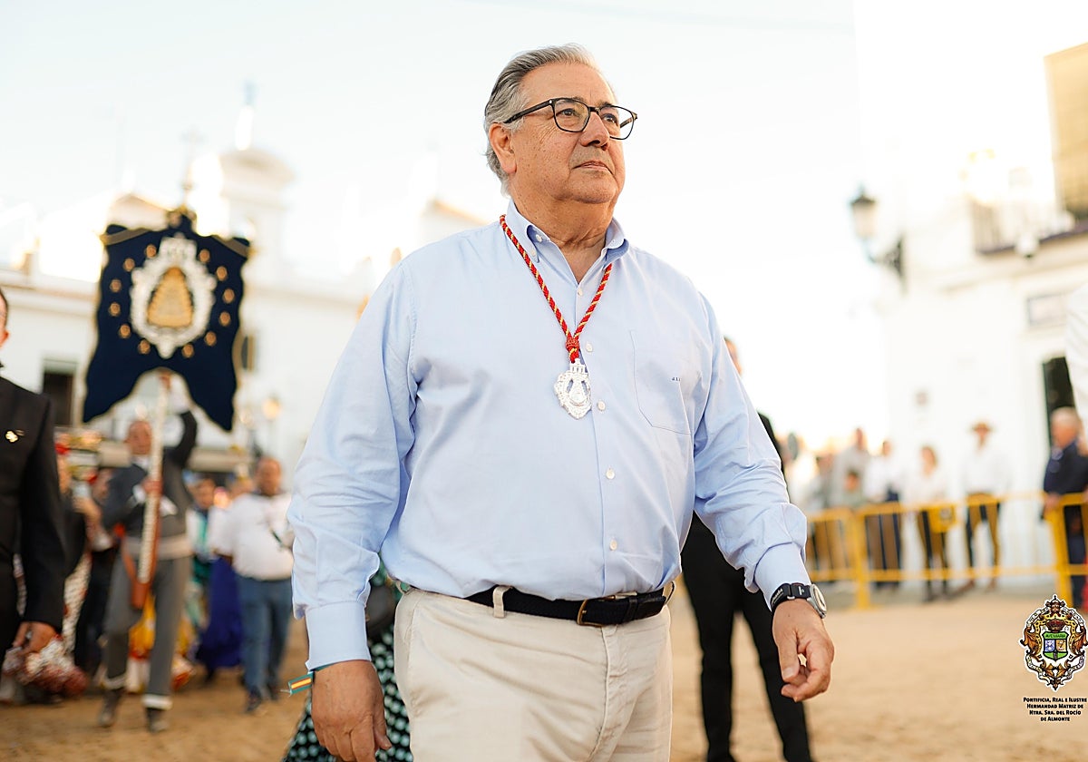 Juan Ignacio Zoido y detrás, el simpecado del Rocío de Bruselas