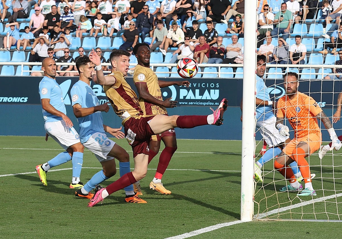 Alberto Toril busca el remate ante el portero del Ibiza en Can Misses