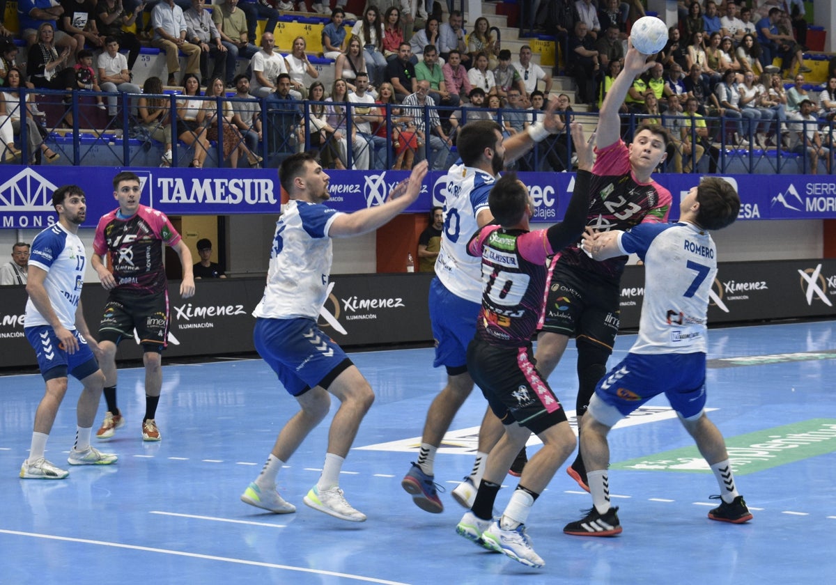 El Ángel Ximénez Puente Genil lanza el balón durante su partido ante el Granollers