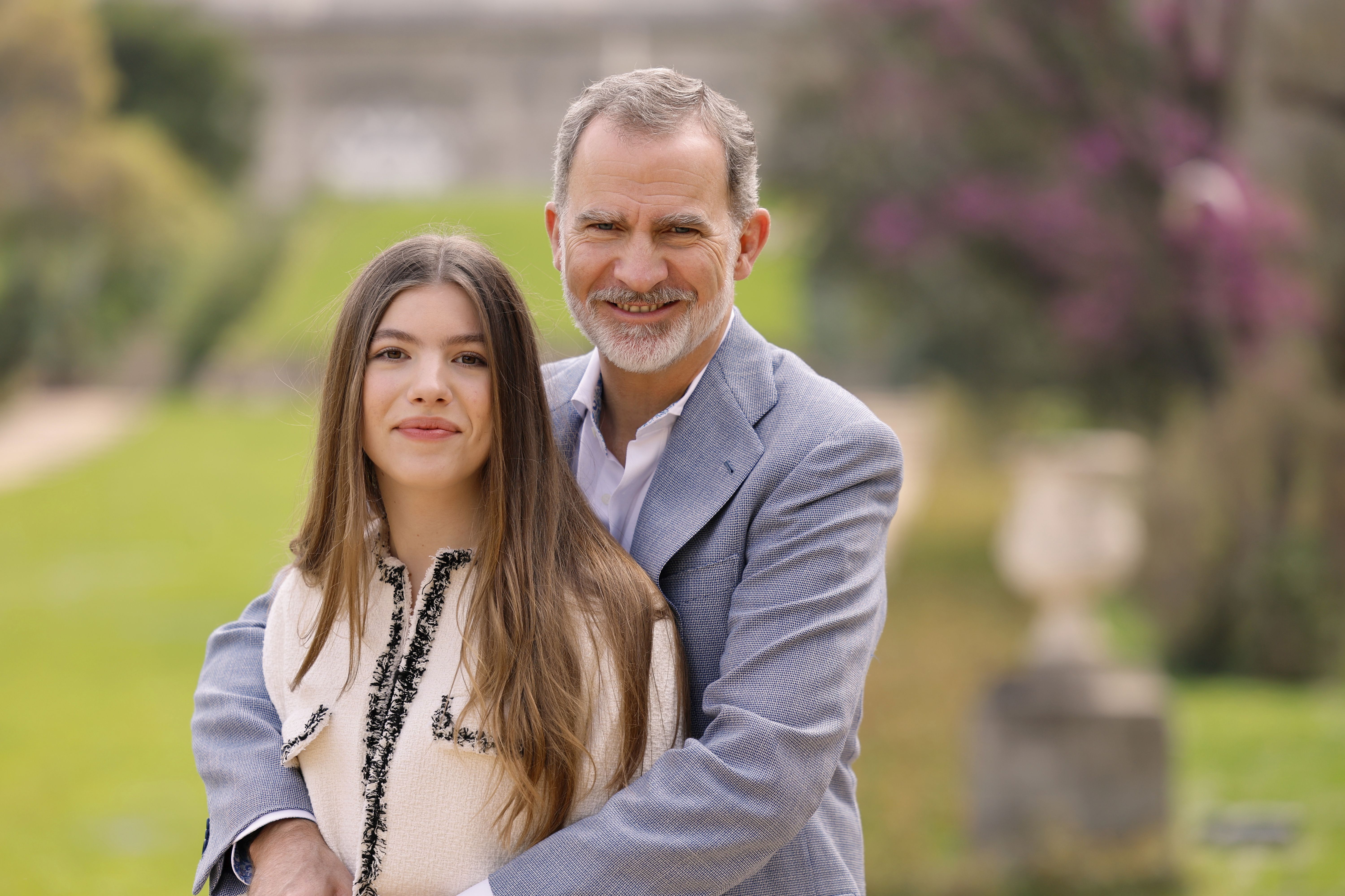 Don Felipe abraza a su hija Sofía