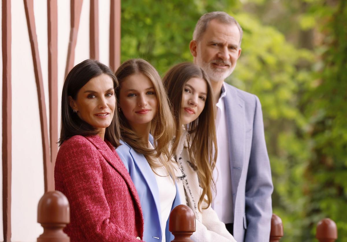 Los Reyes y sus hijas posan en el Campo del Moro con motivo del 20 aniversario de la boda real