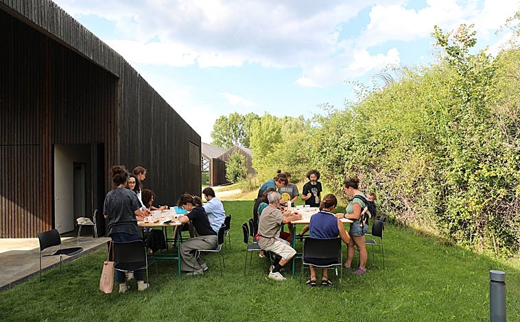 Imagen principal - Arriba, la Fundación Cerezales. Debajo, actividad en el Patio Herreriano y documentación elaborada por el área de Educación del museo vallisoletano
