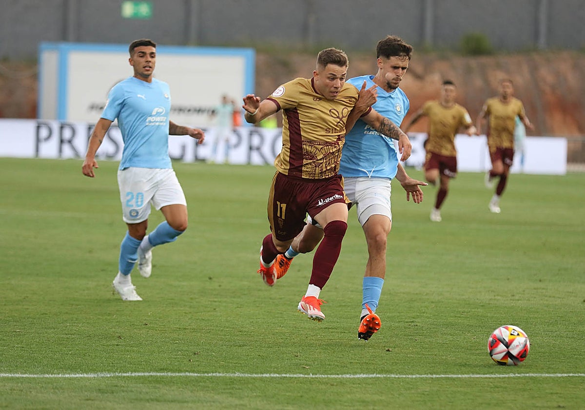 Álvaro Leiva persigue el balón durante el partido en Can Misses