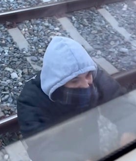 Imagen secundaria 2 - Los grafiteros volvieron a hacer de las suyas esta semana en Metro y Cercanías. Parte de las pintadas que realizaron en un tren de Renfe; un grupos de vándalos 'decorando' un convoy de Metro; y otro joven retratrado en plena acción por un pasajero