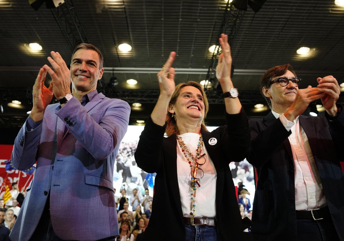 Pedro Sánchez, Teresa Ribera y Salvador Illa, hoy, en Barcelona, en un mitin para la candidatura de Ribera al Parlamento Europeo