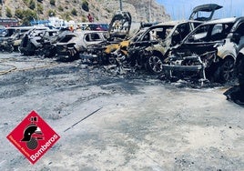 Arden 34 coches en un incendio provocado por la traca de una boda en el puerto de Jávea