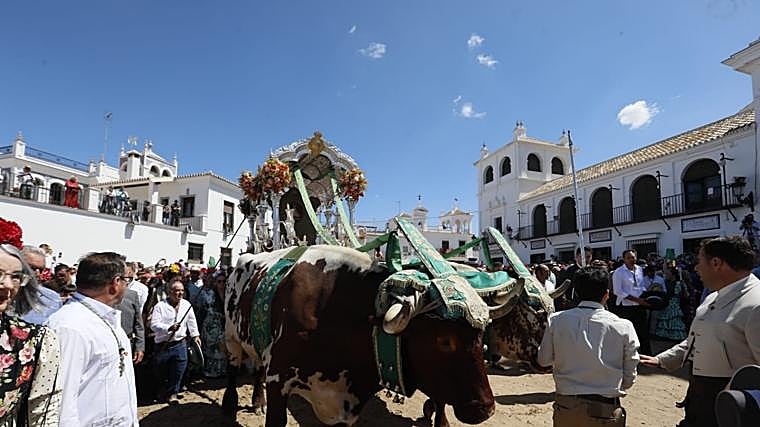 La hermandad de Pilas, a su llegada a la ermita del Rocío
