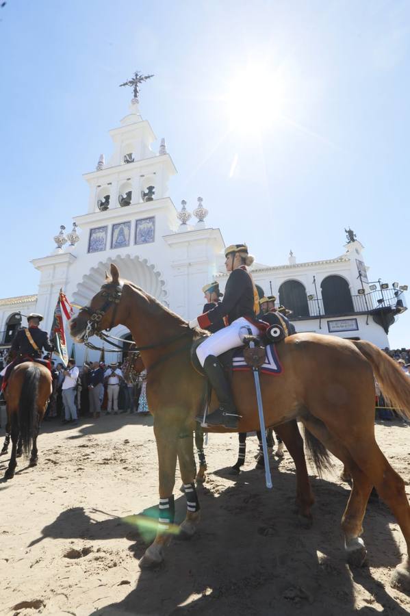 Homenaje de la Guardia Civil a la Virgen del Rocío previo a las presentaciones del sábado