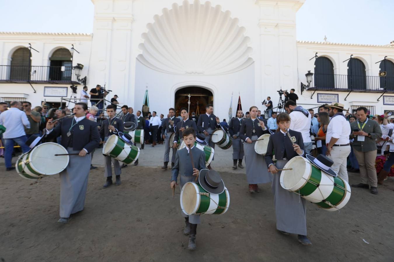 Preparativos de la hermandad Matriz de Almonte para las presentaciones del sábado