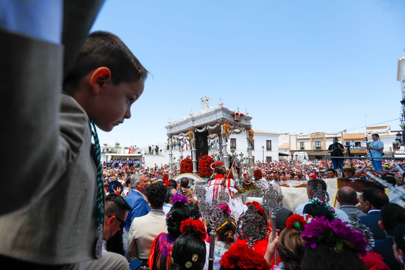 Presentación de la hermandad de Coria ante la Virgen del Rocío