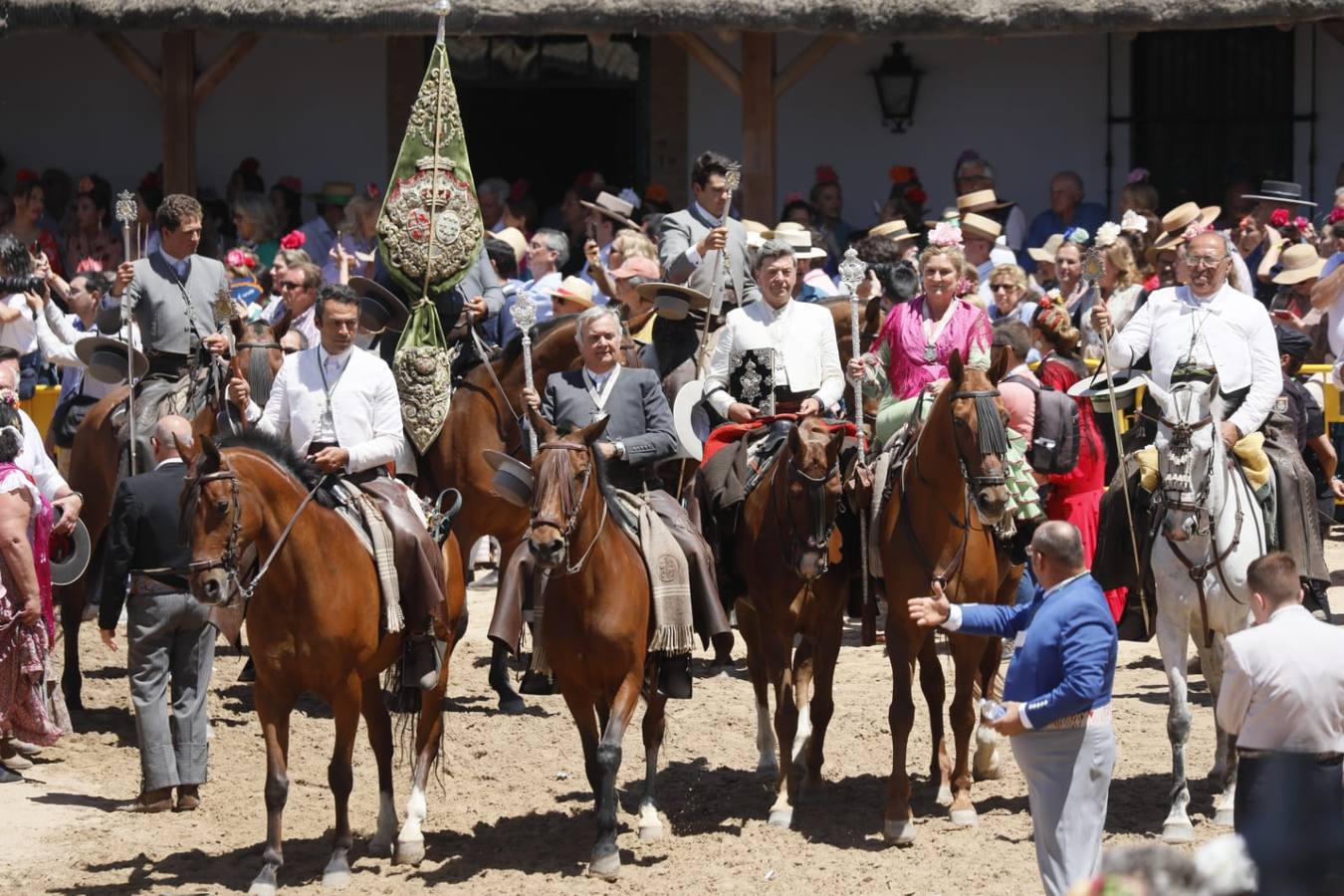 Presentación de la hermandad de Triana ante la Virgen del Rocío