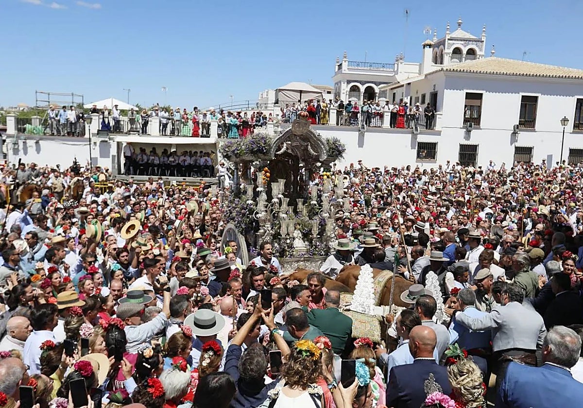 Multitudinaria presentación de la hermandad de Triana en el santuario