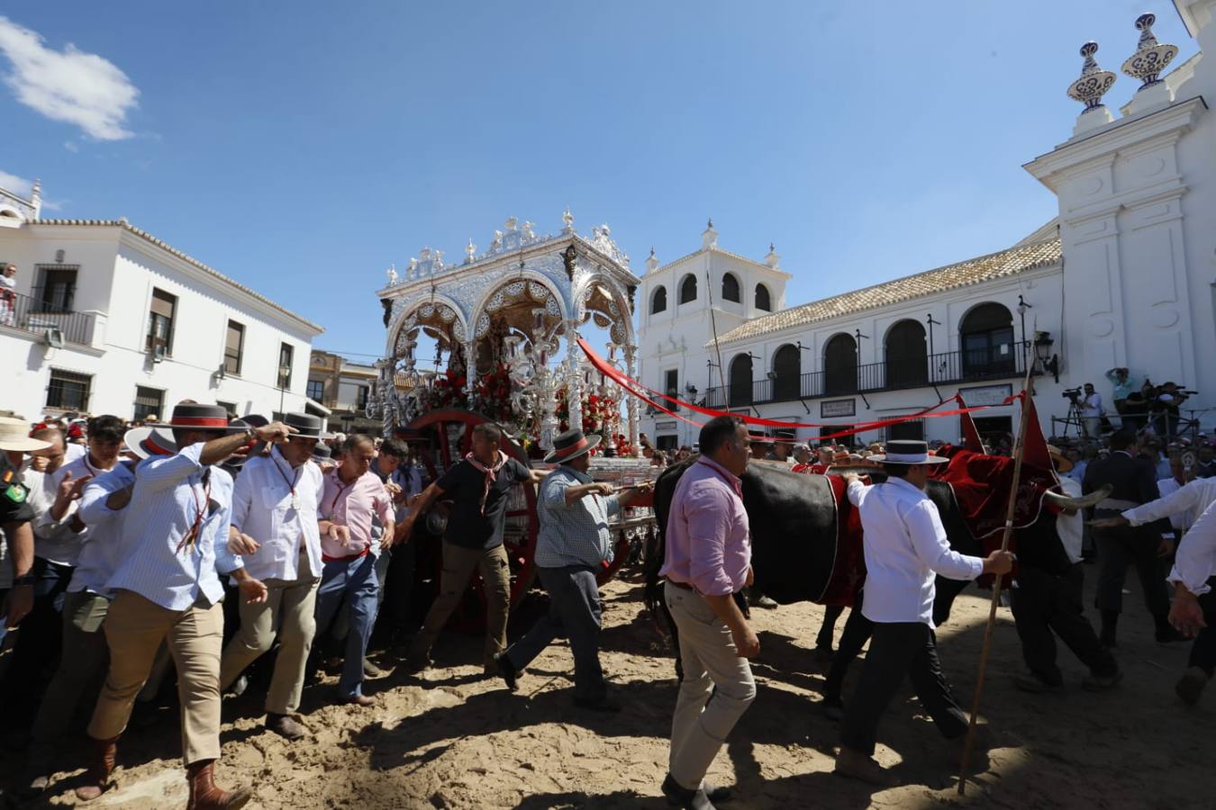 Presentación de la hermandad de Villamanrique ante la Virgen del Rocío