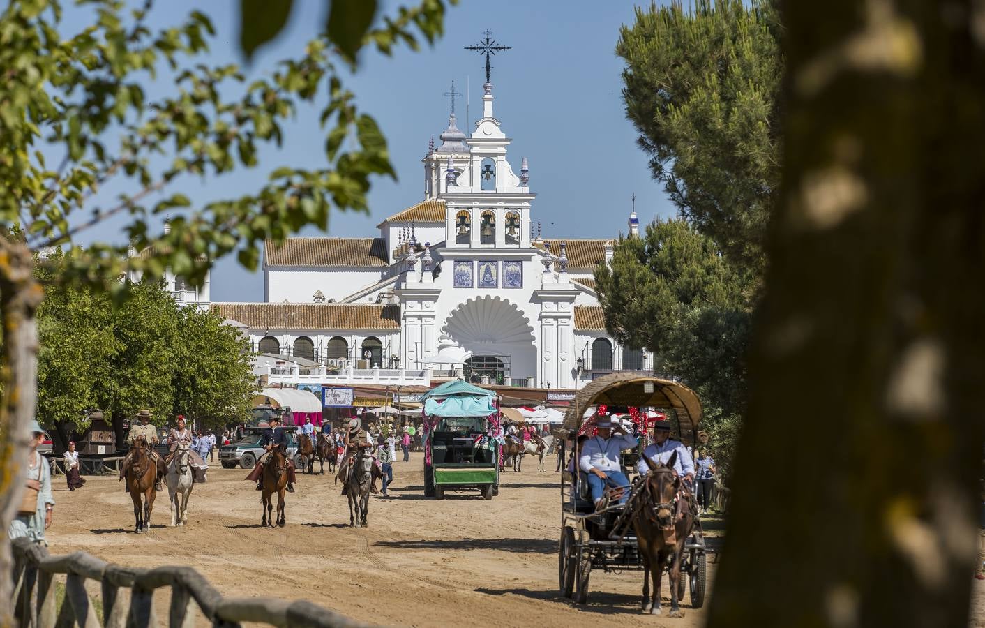 La presentación de las hermandades filiales ante la Blanca Paloma en el Rocío 2024