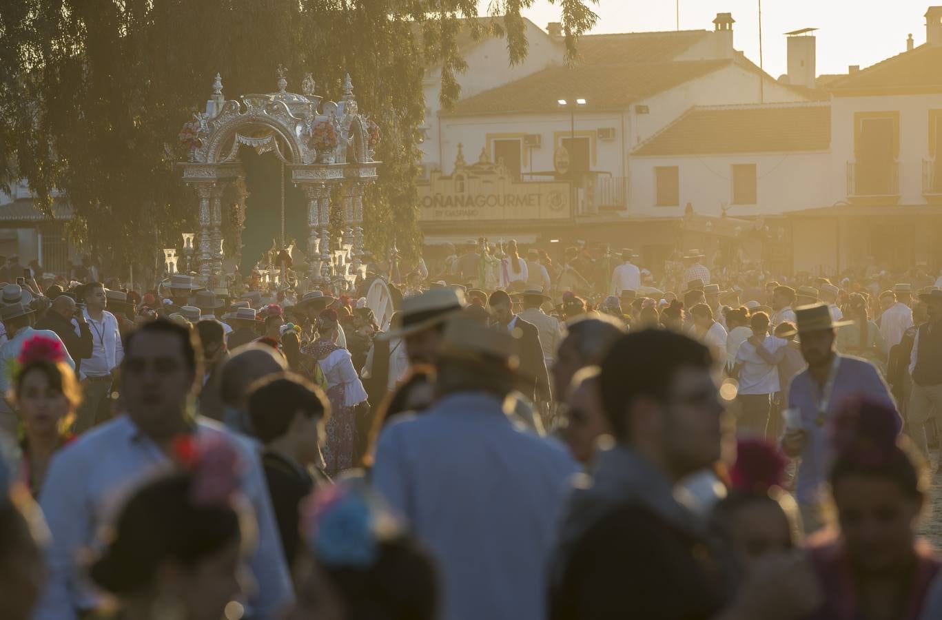 La presentación de las hermandades filiales ante la Blanca Paloma en el Rocío 2024