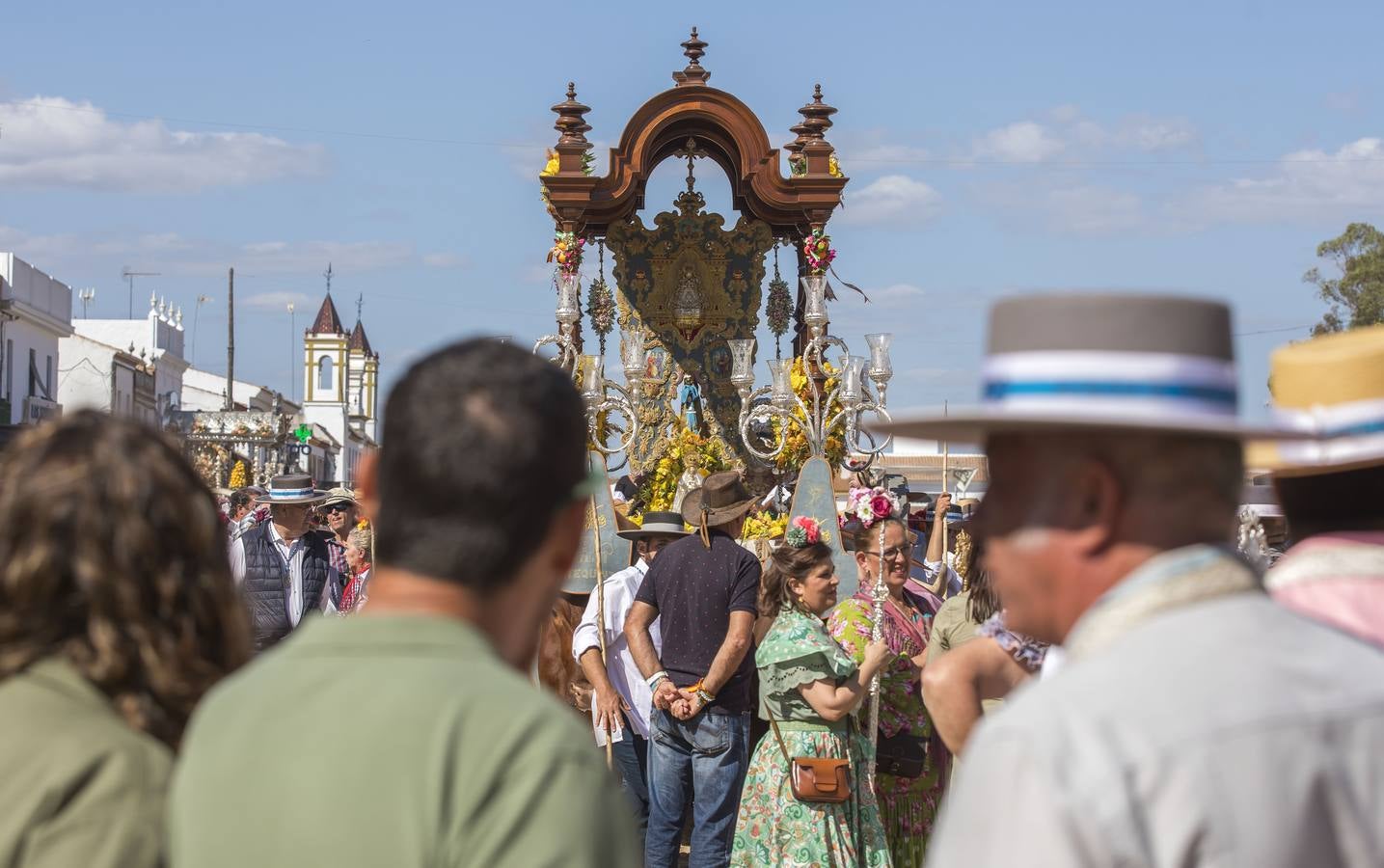 La presentación de las hermandades filiales ante la Blanca Paloma en el Rocío 2024