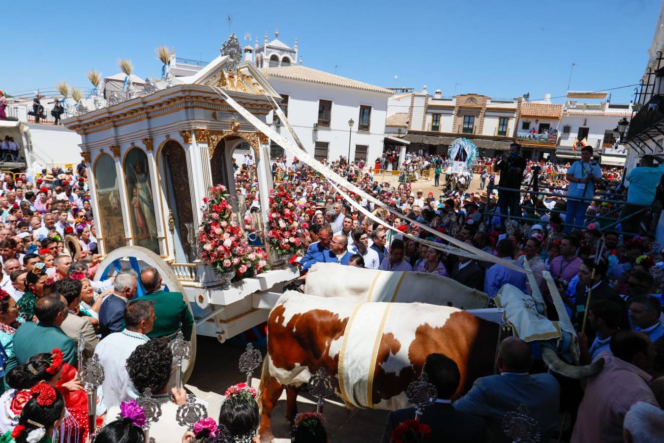 Presentación de la hermandad de Umbrete ante la Virgen del Rocío