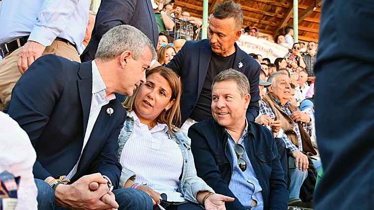 García-Page con Álvaro Gutiérrez y Tita García en el tendido