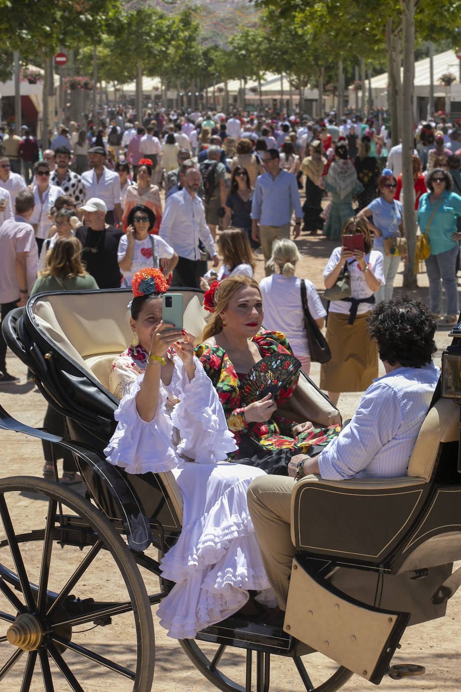 Fotos: El Arenal abarrotado en el primer sábado de la Feria de Córdoba