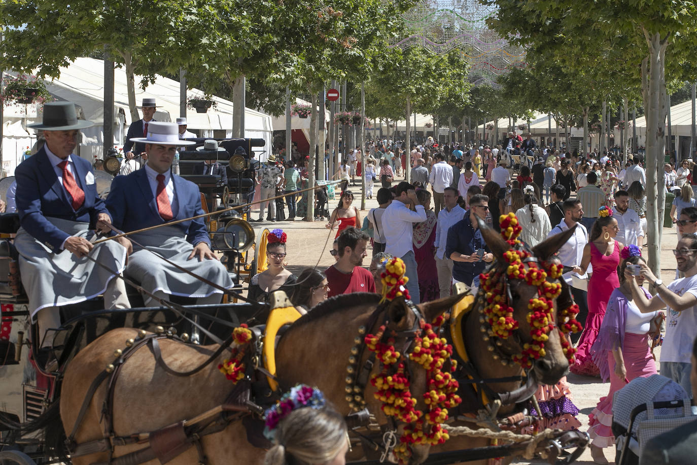 Fotos: El Arenal abarrotado en el primer sábado de la Feria de Córdoba