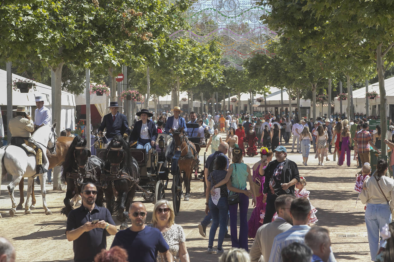 Fotos: El Arenal abarrotado en el primer sábado de la Feria de Córdoba