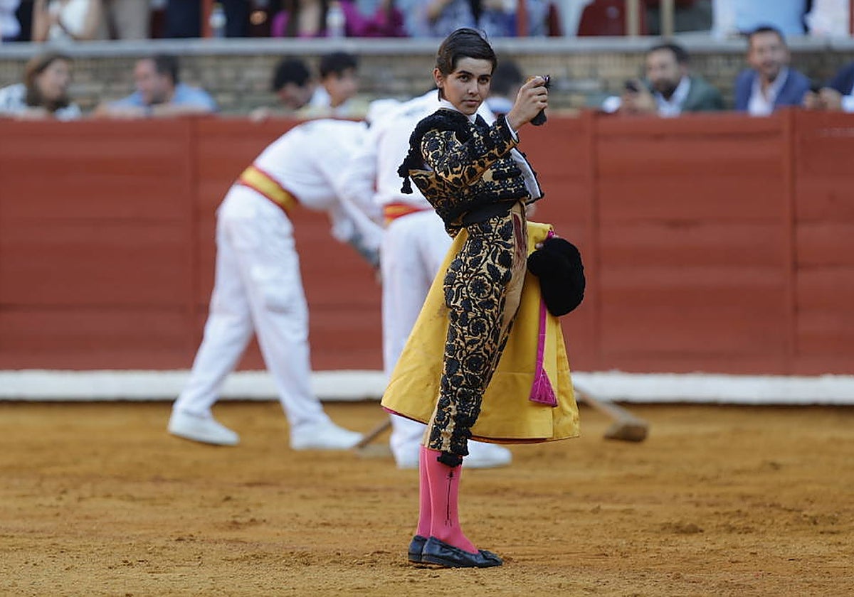 Román, con la primera oreja que cortó a su oponente